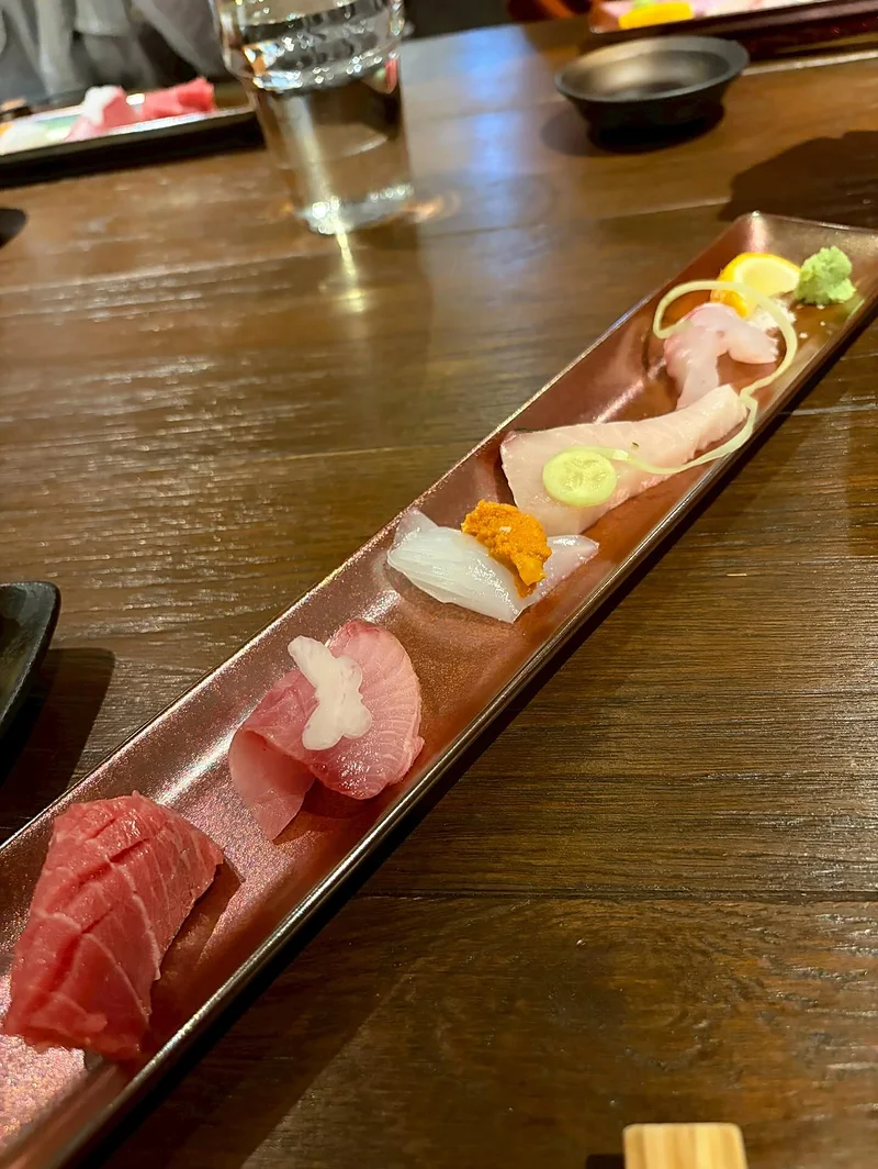 細長い皿に並べたお造り