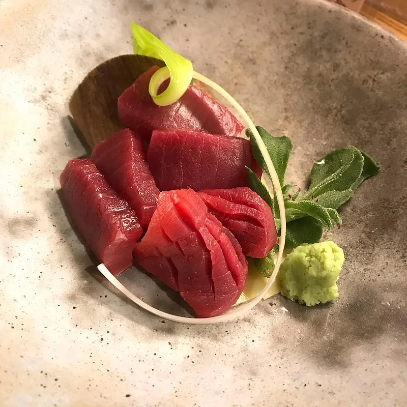 丹誠窯の皿に盛った天然本マグロの赤身