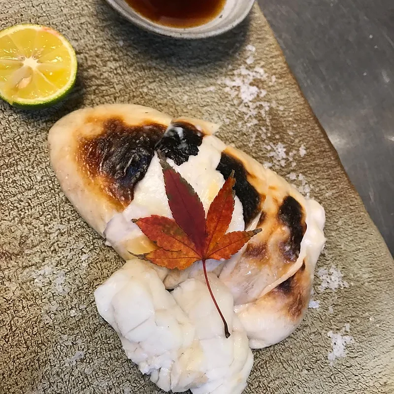 紅葉をのせた焼き白子