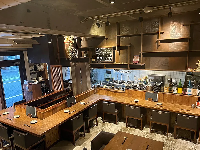 コの字のカウンターと、奥の厨房。店の全体